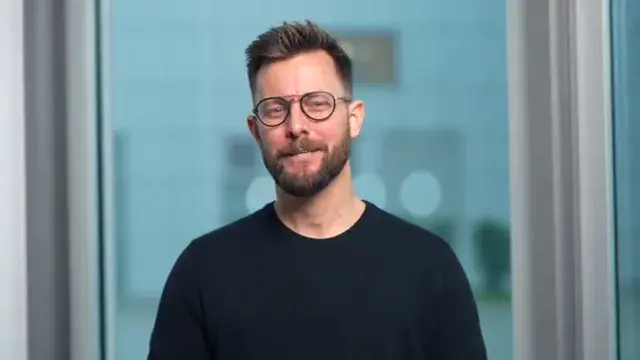 Standbild aus dem Video-Testimonial von Lasse Hoffmann zum Employer Branding bei REWE Digital