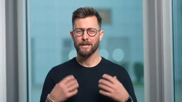 Standbild aus dem Video-Testimonial von Lasse Hoffmann zum Employer Branding bei REWE Digital