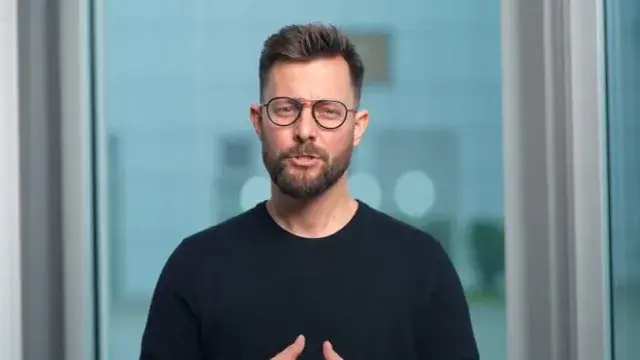 Standbild aus dem Video-Testimonial von Lasse Hoffmann zum Employer Branding bei REWE Digital
