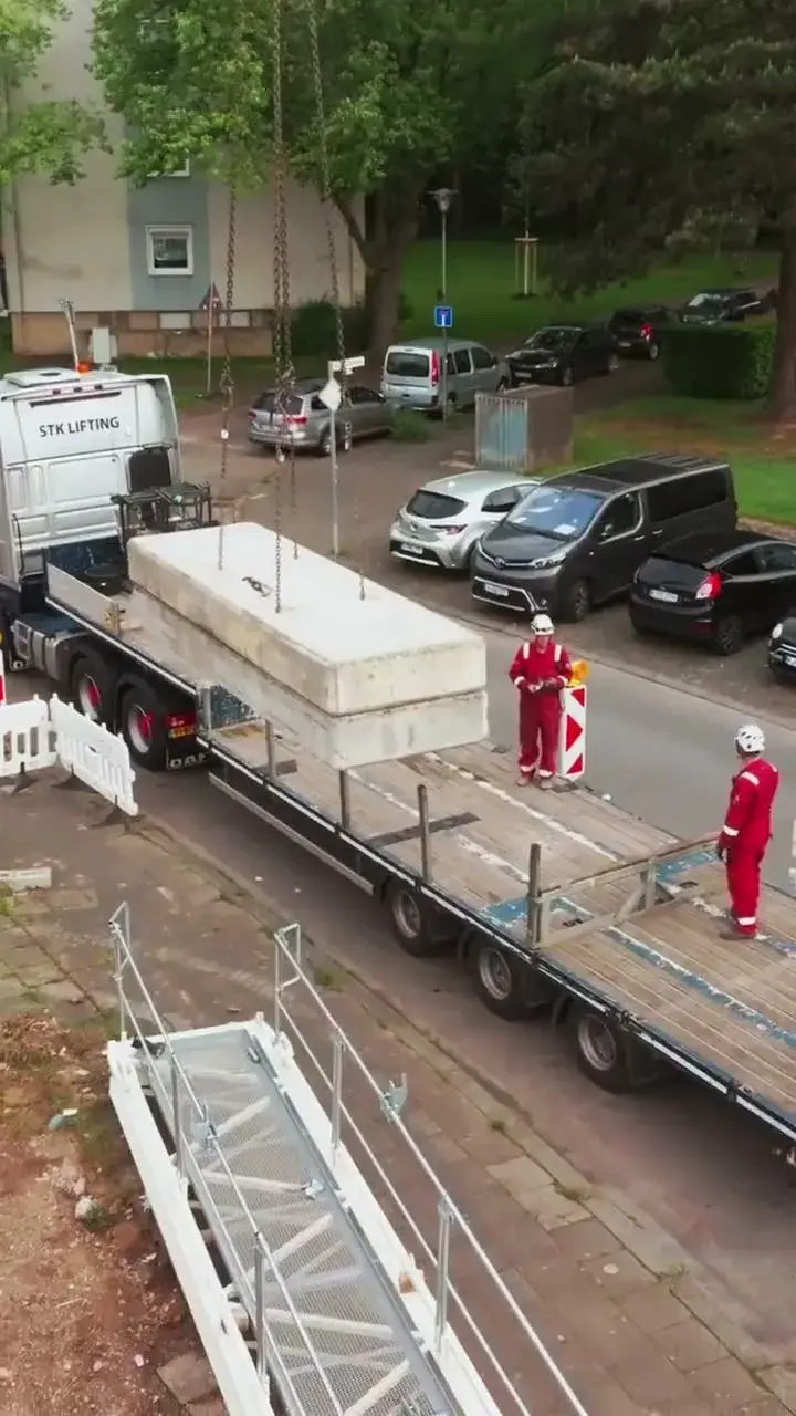 Kranaufstellung auf einer Baustelle der GAG in Köln