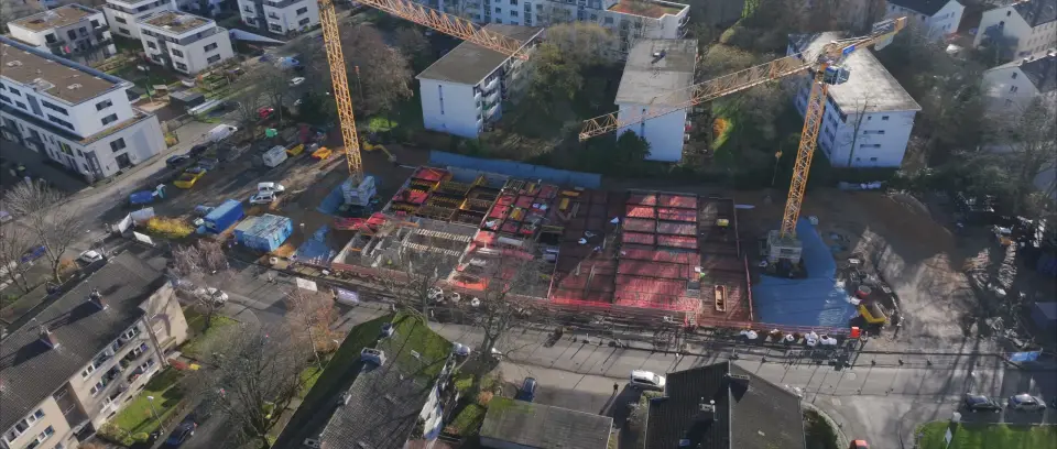 Drohnenaufnahme der Baustelle Woodstöckchen der Aachener SWG mit zwei Kränen in Köln-Bilderstöckchen