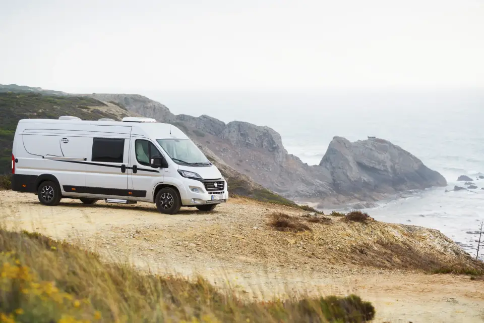 Der Carado Campervan CV600 steht auf einem Plateau über der felsigen Steilküste