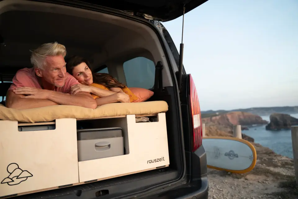 Paar mit der Rauszeit-Campingbox an der Küste Portugals