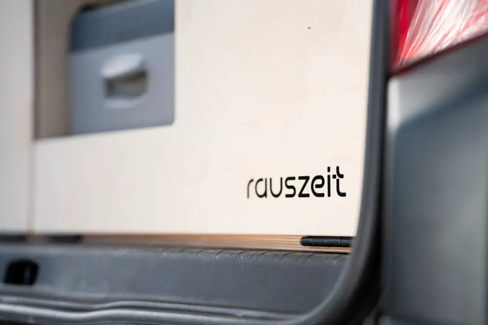Detail der Rauszeit Campingbox aus Birkenholz mit Logo und Griffmulde