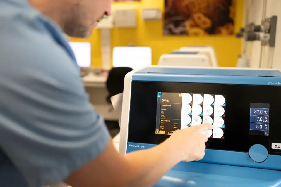 Medizinisches Personal bedient den Touchscreen eines Diagnostikgeräts in der Pan Klinik in Köln