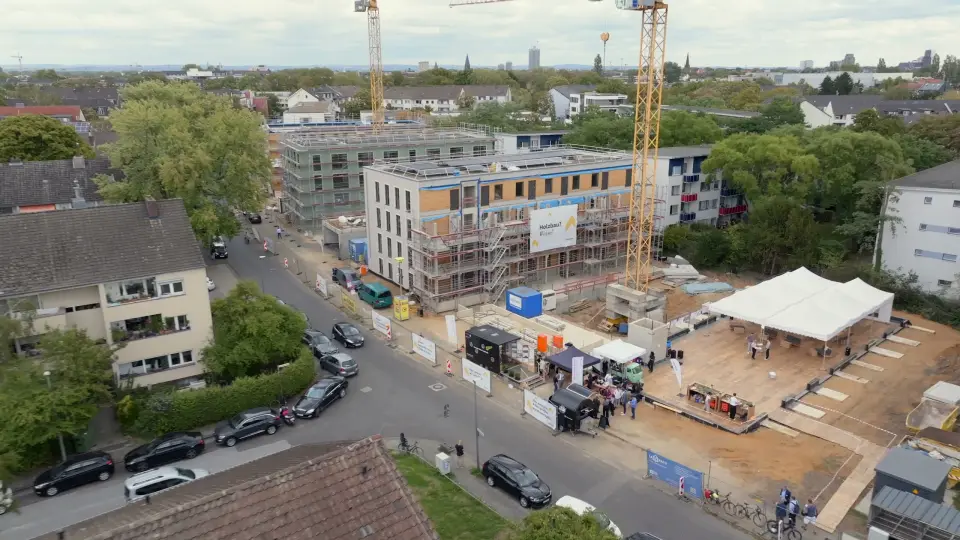 Luftbild der Eröffnungsfeier mit Zelten vor dem Holzbau Woodstöckchen der Aachener SWG in Köln-Bilderstöckchen