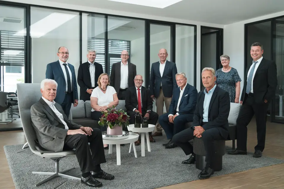 Gruppenfoto von Führungskräften und Gremienmitgliedern der GWG zu Köln in der Lounge der Geschäftsstelle.