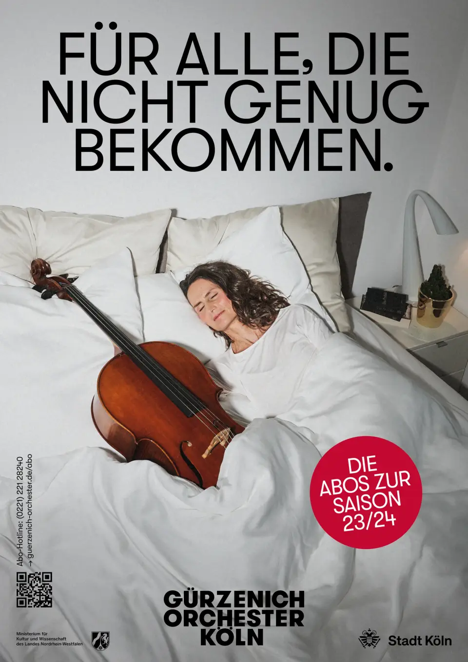 Hochformatiges Plakatmotiv der Abokampagne des Gürzenich-Orchesters Köln mit einer Cellistin, die mit ihrem Instrument im Bett liegt