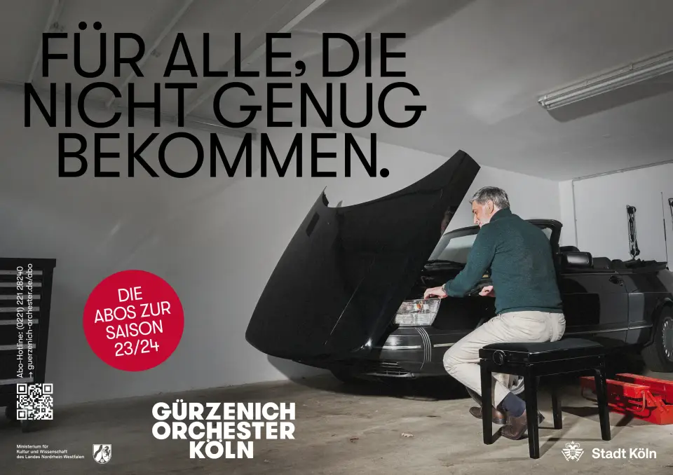 Kampagnenmotiv der Abokampagne 2023/24 des Gürzenich-Orchesters Köln mit einem Pianisten am Flügel in der Garage