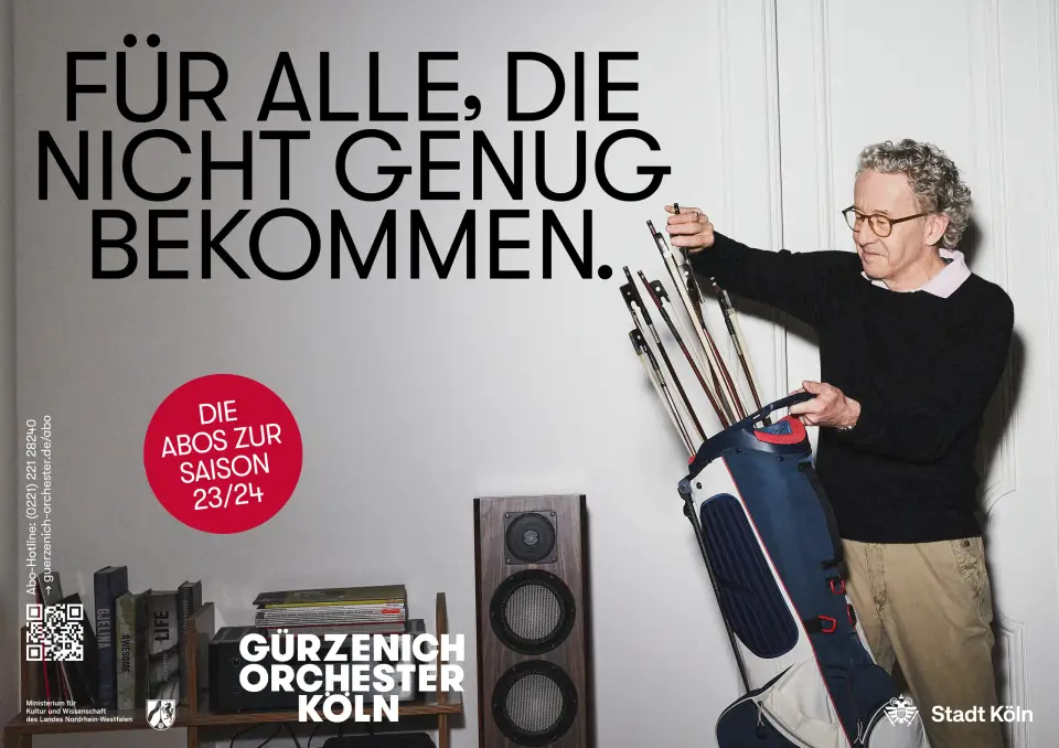 Kampagnenmotiv der Abokampagne 2023/24 des Gürzenich-Orchesters Köln mit einem Musiker, der Streicherbögen wie Golfschläger aus einem Golfbag zieht