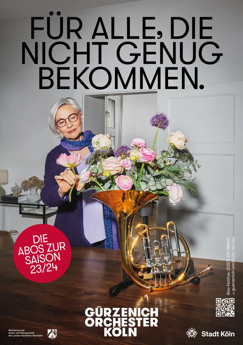 Hochformatiges Plakatmotiv der Abokampagne des Gürzenich-Orchesters Köln mit einer Musikerin und einem Waldhorn voller Blumen