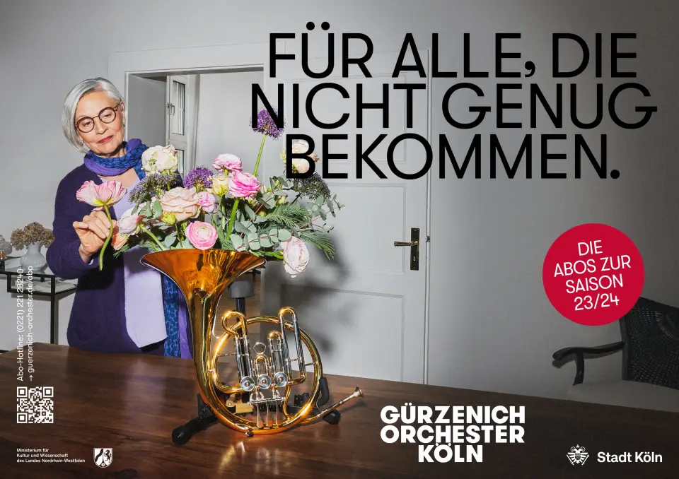 Kampagnenmotiv der Abokampagne 2023/24 des Gürzenich-Orchesters Köln mit einer Musikerin, deren Waldhorn als Blumenvase dient