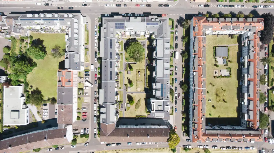 Senkrechte Drohnenaufnahme mehrerer Wohnblöcke der GWG zu Köln mit begrünten Innenhöfen in Köln.