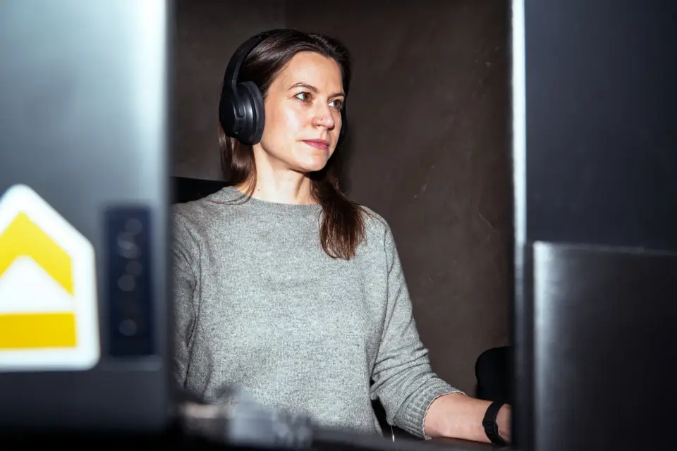 Mitarbeiterin der Aachener SWG mit Headset am Arbeitsplatz zu Hause, Strecke Arbeiten bei der Aachener im Geschäftsbericht 2025